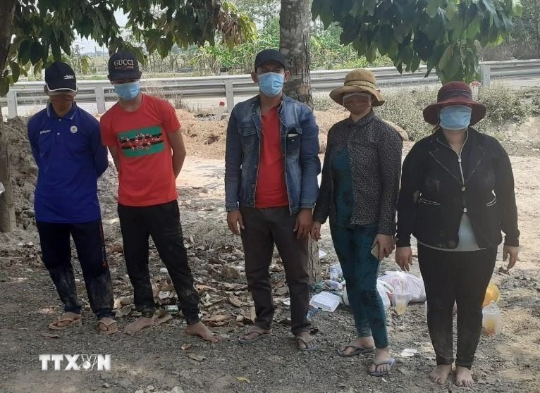 Đồn Biên phòng Sông Trăng bắt giữ 5 đối tượng nhập cảnh trái phép. (Ảnh: Thanh Bình/TTXVN)
