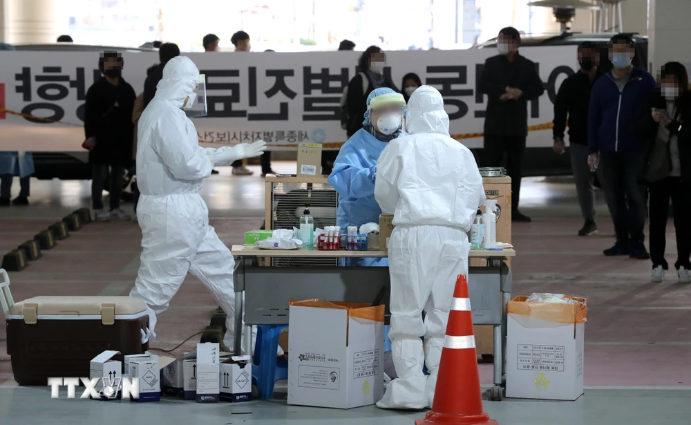 Nhân viên y tế làm việc tại một điểm xét nghiệm COVID-19 ở Sejong, Hàn Quốc, ngày 31/3/2021. (Ảnh: Yonhap/TTXVN)