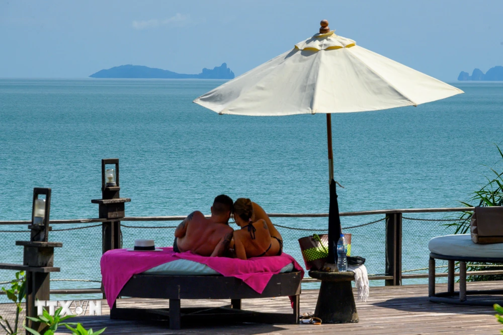 Khách du lịch vui chơi tại khu nghỉ dưỡng trên đảo Koh Yao Yai, Phuket, Thái Lan, ngày 23/11/2020. (Ảnh: AFP/TTXVN)