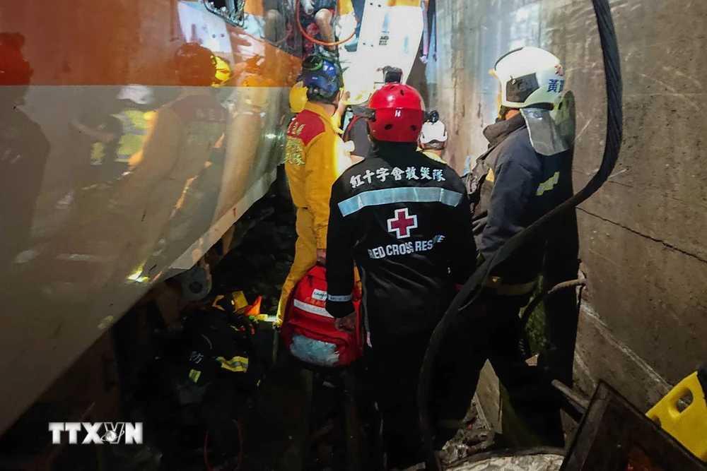 Lực lượng cứu hộ làm nhiệm vụ tại hiện trường vụ tàu hỏa trật đường ray ở Hoa Liên, Đài Loan, Trung Quốc, ngày 2/4/2021. (Ảnh: AFP/TTXVN)