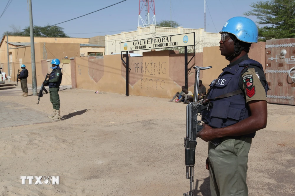 Lực lượng gìn giữ hòa bình LHQ gác gần sân bay ở Timbuktu, Mali. (Ảnh: AFP/TTXVN)