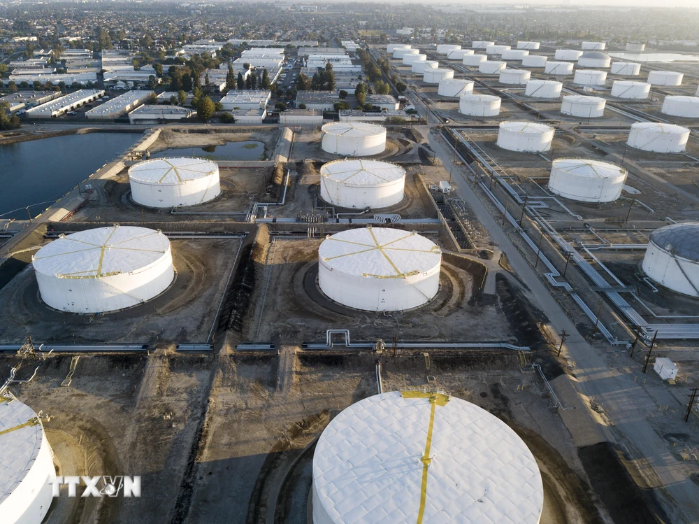 Kho dự trữ dầu thô tại Carson, California, Mỹ. (Ảnh: AFP/TTXVN)