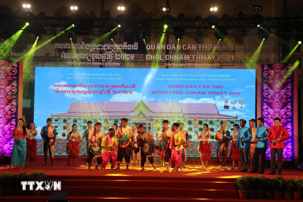 Biểu văn nghệ chào mừng Tết quân dân mừng Chol Chnam Thmay năm 2021. (Ảnh: Ngọc Thiện/TTXVN)