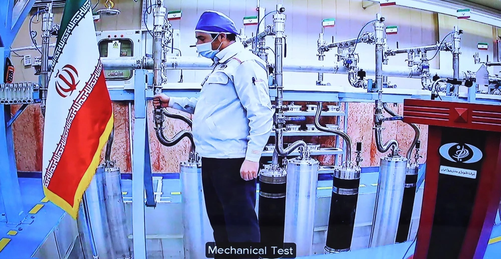  Kỹ sư làm việc tại cơ sở hạt nhân Natanz, Iran, ngày 10/4/2021. (Ảnh: AFP/TTXVN)