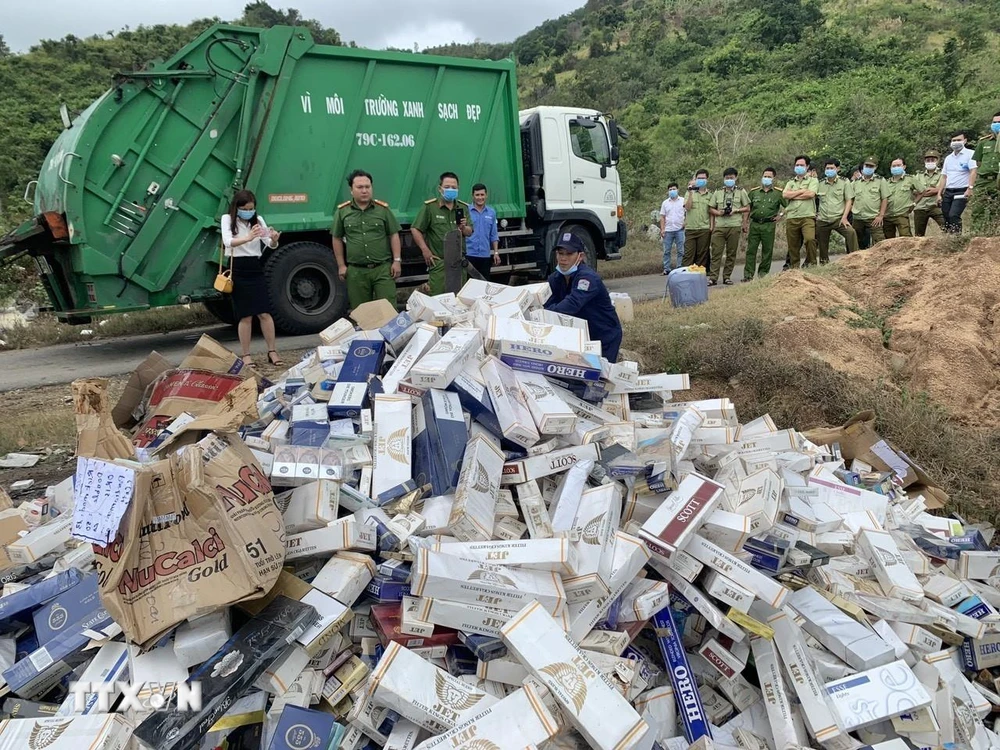 Tiêu hủy thuốc lá ngoại nhập lậu. (Ảnh: TTXVN phát)