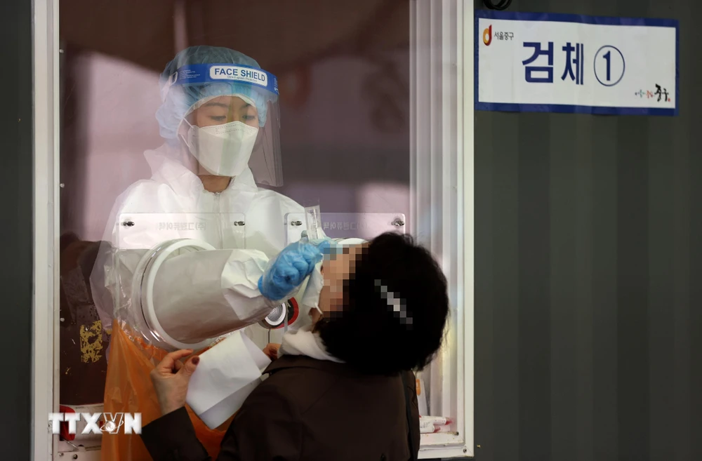 Nhân viên y tế lấy mẫu xét nghiệm COVID-19 cho người dân tại Seoul, Hàn Quốc, ngày 11/4/2021. (Ảnh: Yonhap/TTXVN)