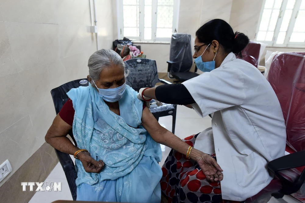 Tiêm vaccine ngừa COVID-19 cho người dân tại bang Uttar Pradesh, Ấn Độ, ngày 10/4/2021. (Ảnh: THX/TTXVN)