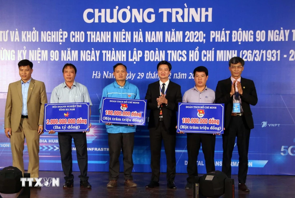 Đại diện Hội Doanh nghiệp trẻ tỉnh Hà Nam trao vốn đầu tư cho 3 dự án khởi nghiệp có tính khả thi. (Ảnh: Đại Nghĩa/TTXVN)