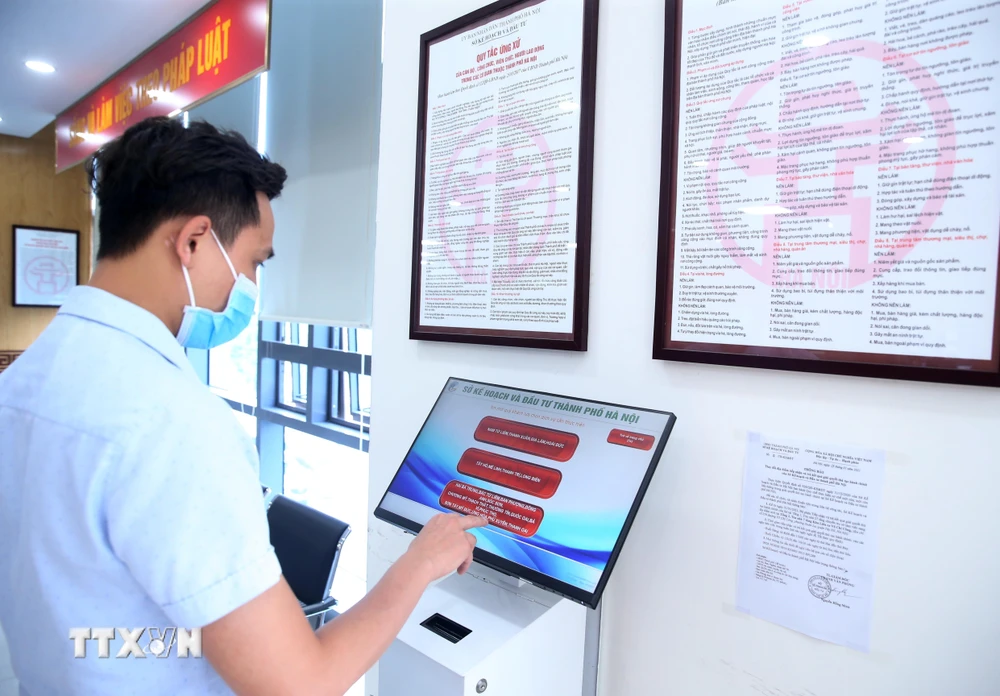 Người dân và doanh nghiệp đến giải quyết thủ tục hành chính tại Sở Kế hoạch và Đầu tư tthuộc Khu liên cơ quan thành phố tại quận Tây Hồ, Hà Nội. (Ảnh: Lâm Khánh/TTXVN)