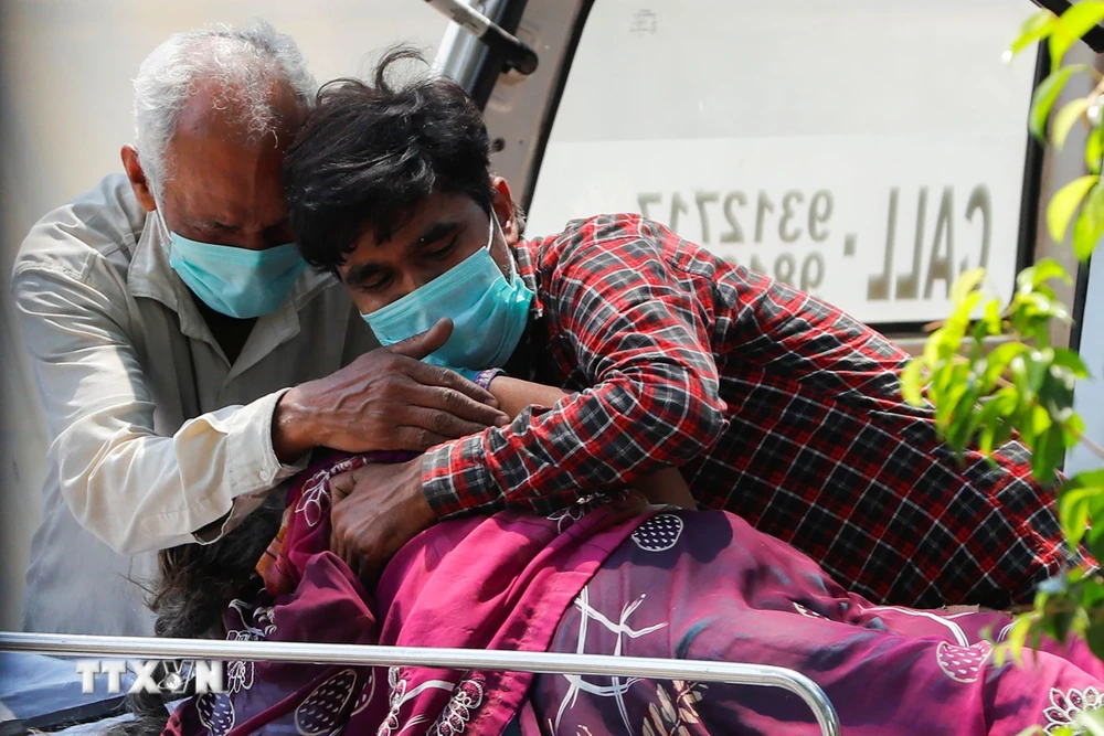 Người thân khóc thương bệnh nhân thiệt mạng do COVID-19 tại New Delhi, Ấn Độ ngày 22/4/2021. (Ảnh: Reuters/TTXVN)