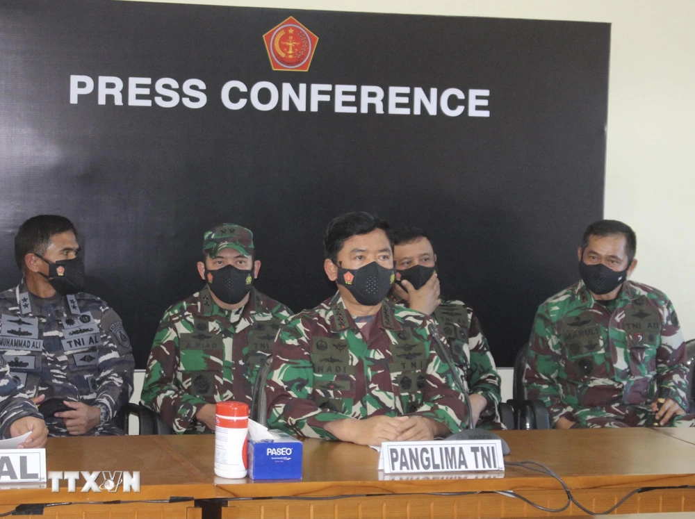 Tư lệnh Quân đội Indonesia, Nguyên soái Hadi Tjahjanto (giữa) phát biểu tại cuộc họp báo ở Denpasar ngày 24/4/2021. (Ảnh: AFP/TTXVN)