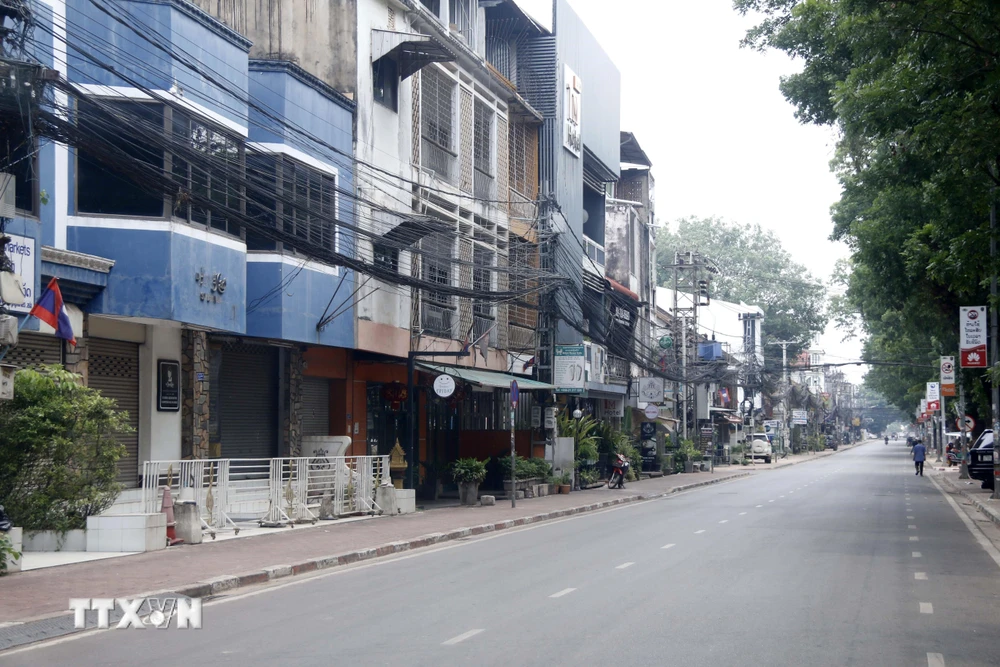 Đường phố thủ đô Vientiane vắng người sau lệnh phong tỏa của Chính phủ bắt đầu từ ngày 22/4. (Ảnh: Phạm Kiên/TTXVN)