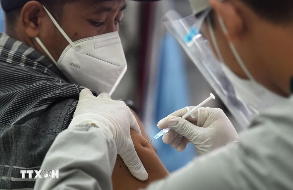 Nhân viên y tế tiêm vaccine ngừa COVID-19 cho người dân tại Jakarta, Indonesia. (Ảnh: THX/TTXVN)