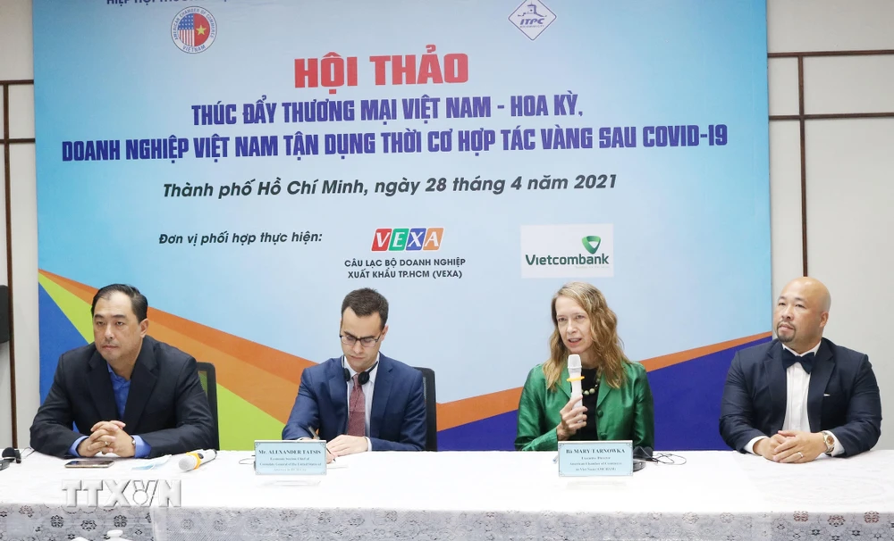 Các chuyên gia chia sẻ thông tin hợp tác thương mại Việt Nam-Hoa Kỳ tại Hội thảo. (Ảnh: Xuân Anh/TTXVN)