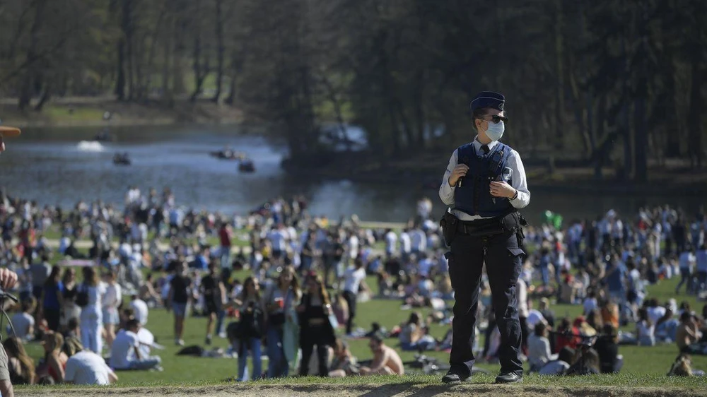 Hàng trăm người tụ tập tại công viên Bois de la Cambre, Bỉ, phản đối các quy định về phong tỏa. (Nguồn: brusselstimes.com)