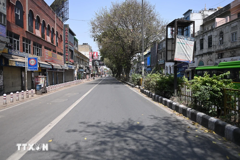 Cảnh vắng vẻ trên đường phố tại New Delhi, Ấn Độ, trong thời gian phong tỏa phòng dịch COVID-19 ngày 18/4/2021. (Ảnh: AFP/TTXVN)