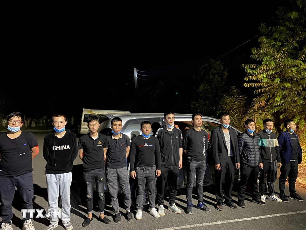 11 người Trung Quốc nhập cảnh trái phép bị lực lượng chức năng Tây Ninh tạm giữ đưa đi cách ly y tế. (Ảnh: Thanh Tân/TTXVN)