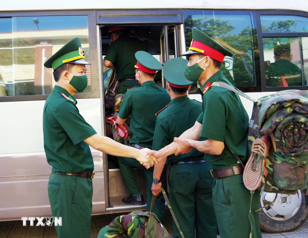 Quang Nam tăng cường lực lượng quân đội bảo vệ biên giới phòng, chống dịch COVID-19. (Ảnh: Trần Tĩnh/TTXVN)