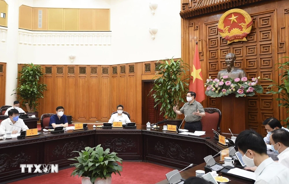 Thủ tướng Phạm Minh Chính chủ trì cuộc họp với Thường trực BCĐ Quốc gia phòng, chống dịch COVID-19. (Ảnh: TTXVN)