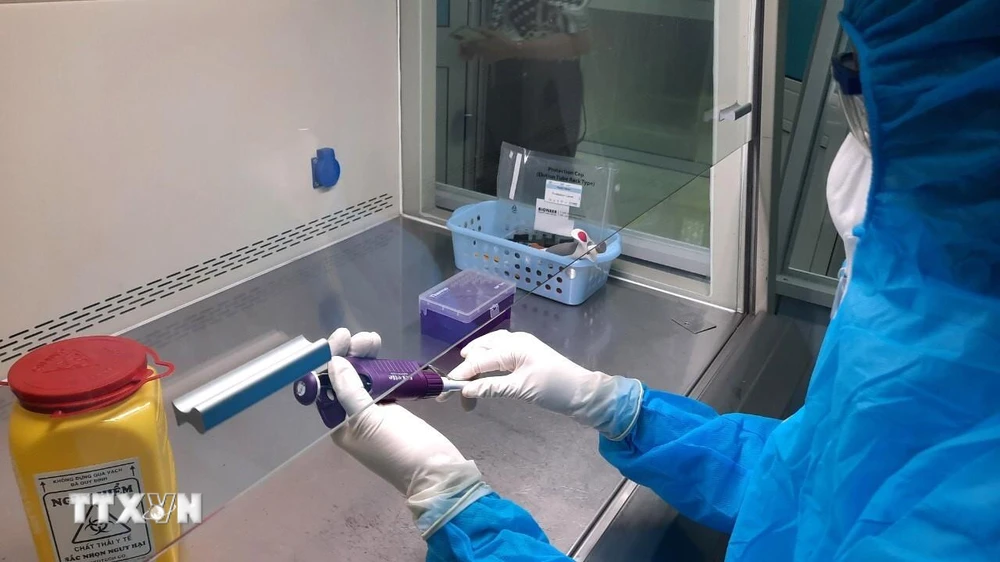 Xét nghiệm chẩn đoán COVID-19 bằng kỹ thuật Realtime PCR. (Ảnh: Lê Thúy Hằng/TTXVN)