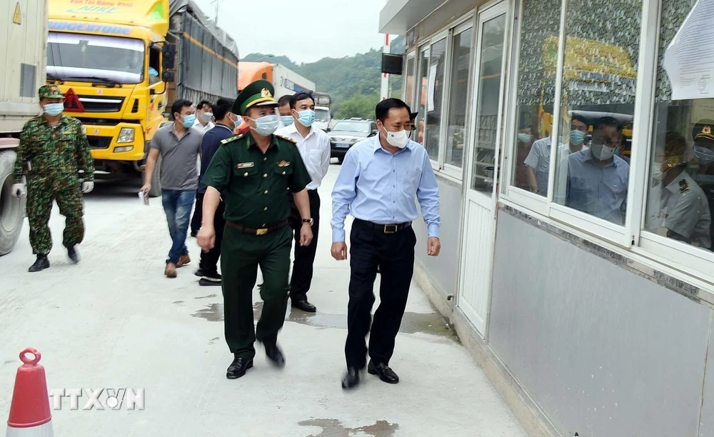 Chủ tịch UBND tỉnh Lạng Sơn Hồ Tiến Thiệu kiểm tra công tác phòng chống COVID-19 tại Cửa khẩu Tân Thanh. (Ảnh: Thái Thuần/TTXVN)