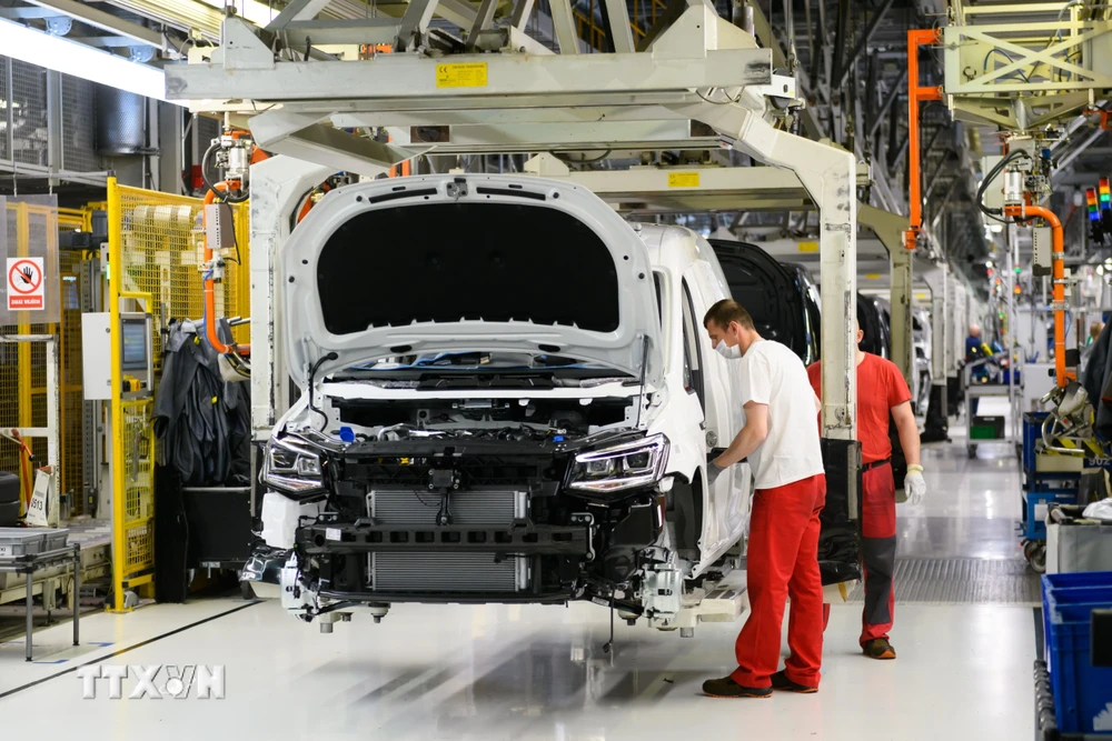 Công nhân làm việc tại nhà máy sản xuất ô tô của hãng Volkswagen ở Poznan, Ba Lan, ngày 27/4/2020. (Ảnh: PAP/TTXVN)