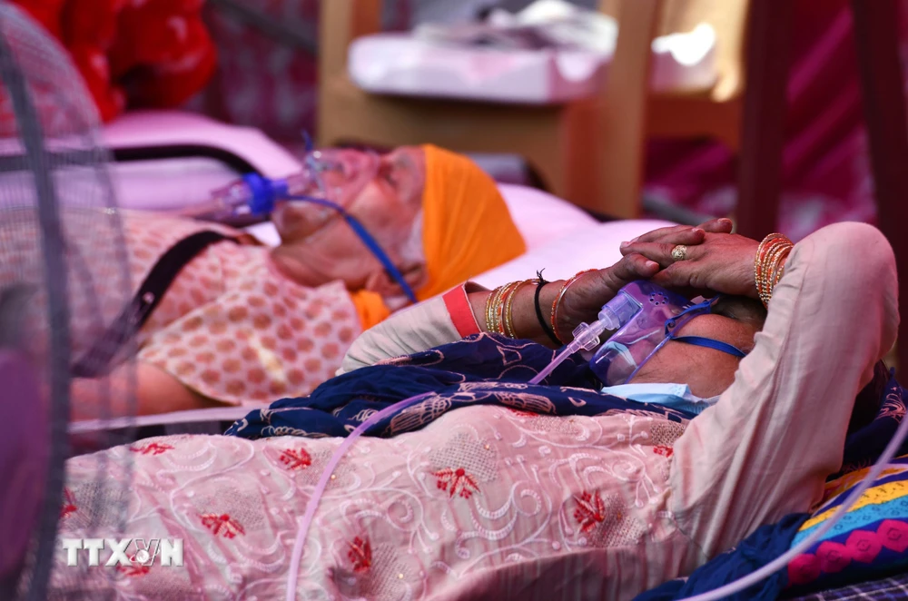 Bệnh nhân COVID-19 được hỗ trợ thở oxy tại Indirapuram, Ấn Độ, ngày 7/5/2021. (Ảnh: THX/TTXVN)
