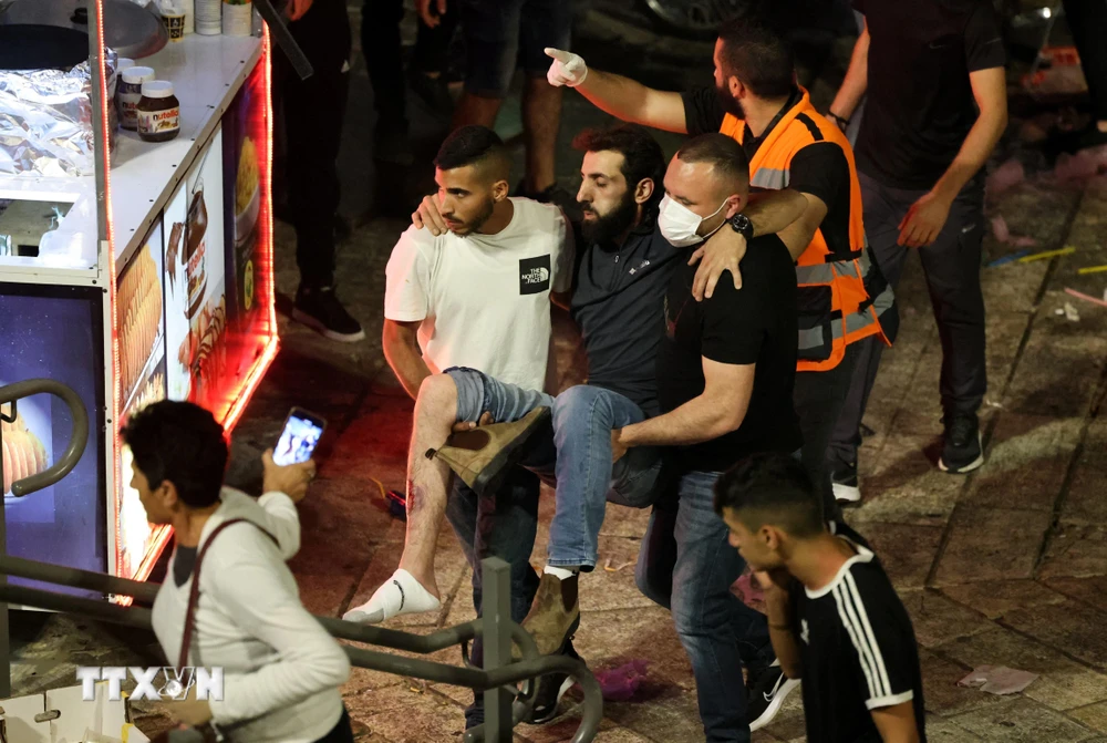 Người biểu tình Palestine bị thương trong vụ đụng độ với lực lượng an ninh Israel tại Jerusalem, ngày 8/5/2021. (Ảnh: AFP/TTXVN)