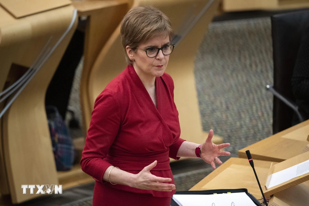 Thủ hiến Scotland Nicola Sturgeon phát biểu tại phiên họp Quốc hội ở Holyrood, Edinburgh ngày 26/11/2020. (Ảnh: AFP/TTXVN)