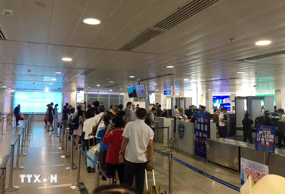 Hành khách làm thủ tục tại sân bay Tân Sơn Nhất. (Ảnh: Tiến Lực/TTXVN)