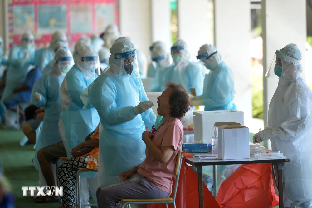 Nhân viên y tế lấy mẫu xét nghiệm COVID-19 cho người dân tại Bangkok, Thái Lan ngày 13/5/2021. (Ảnh: THX/TTXVN)