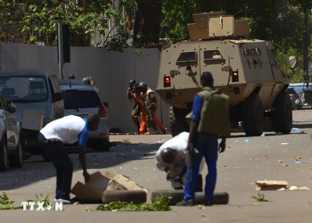 Lực lượng an ninh Burkina Faso được triển khai tại hiện trường một vụ tấn công tại Ouagadougou ngày 2/3/2018. (Ảnh: AFP/TTXVN)