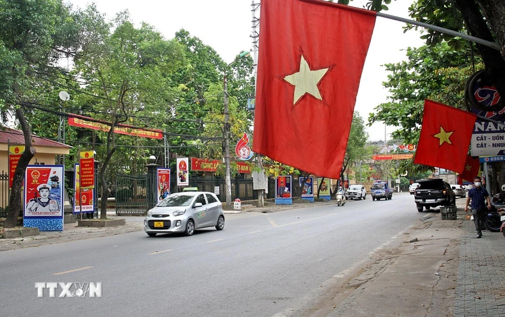 Đường phố huyện miền núi Thanh Sơn, Phú Thọ, được trang hoàng lộng lẫy chào mừng ngày bầu cử đại biểu Quốc hội khoá XV và HĐND các cấp nhiệm kỳ 2021-2026. (Ảnh: Trung Kiên/TTXVN)