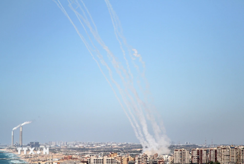 Rocket được phóng từ Dải Gaza xuống lãnh thổ Israel ngày 18/5/2021. (Ảnh: THX/TTXVN)