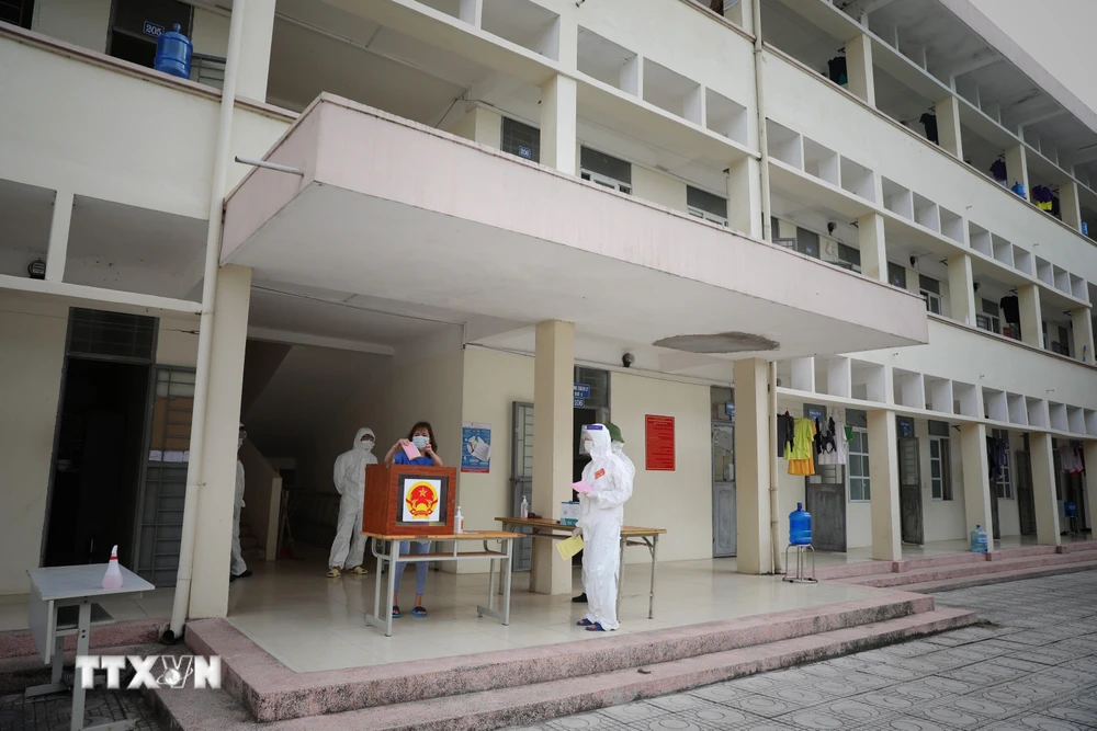 Bầu cử trong khu cách ly tập trung gần 500 người tại Trường Đại học Nông lâm, Bắc Giang. (Ảnh: Danh Lam/TTXVN)