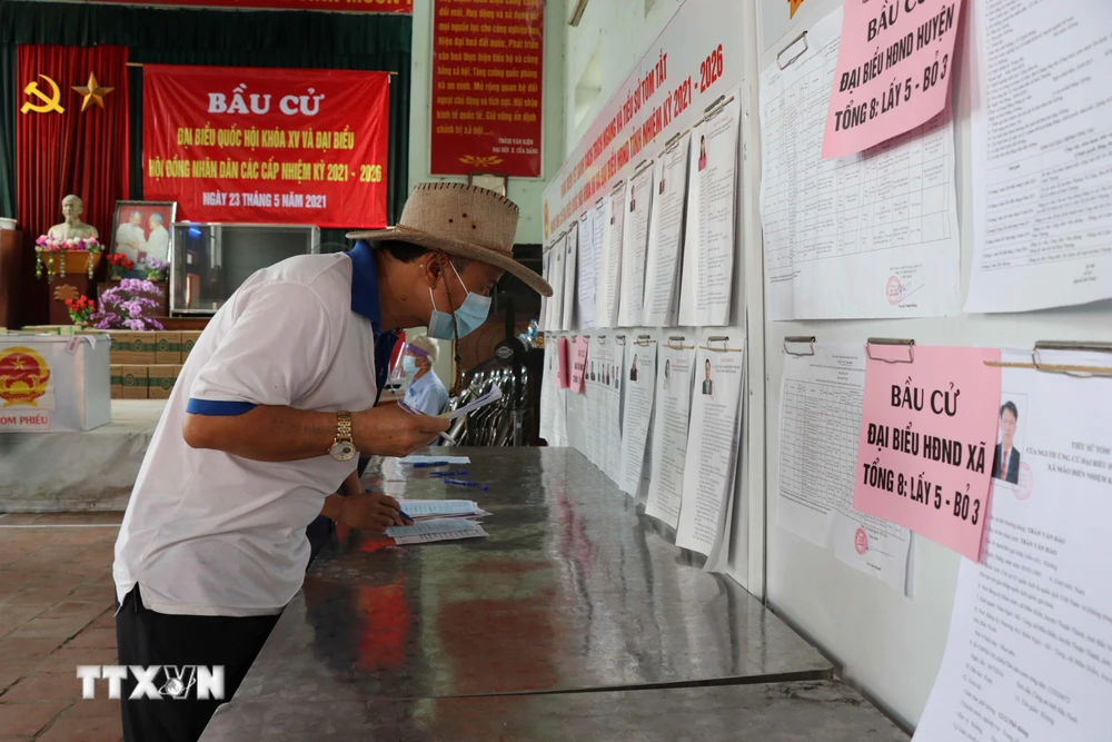 Cử tri Mão Điền (Bắc Ninh) tìm hiểu về danh sách người ứng cử Đại biểu Quốc hội và HĐND các cấp. (Ảnh: Thanh Thương/TTXVN)