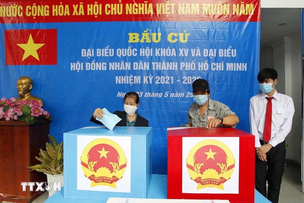 Cử tri là công nhân, người lao động phường 13, quận Phú Nhuận Tp. Hồ Chí Minh bỏ phiếu bầu cử. (Ảnh: Thanh Vũ/TTXVN)