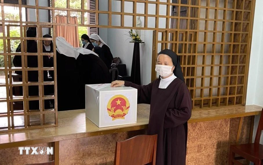 Cử tri là nữ tu Tỉnh dòng Lasan Việt Nam bỏ phiếu qua hòm phiếu lưu động tại phường Bến Nghé, Thành phố Hồ Chí Minh. (Ảnh: TTXVN phát)