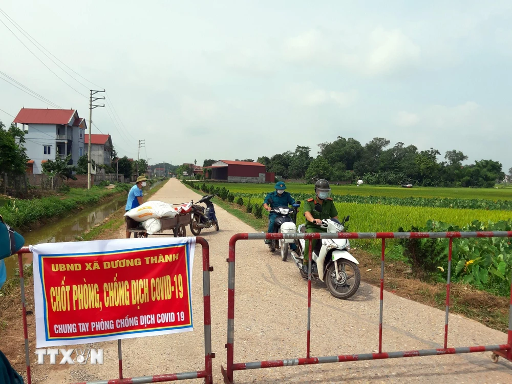 Xã Dương Thành lập 9 chốt kiểm soát dịch bệnh Covid-19 nhằm bao vây, không chế dịch. (Ảnh: Thu Hằng/TTXVN)