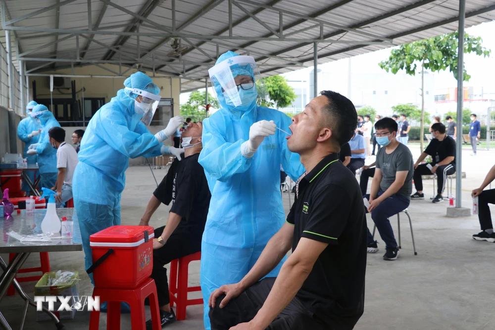Lực lượng y tế lấy mẫu xét nghiệm virus SARS-CoV-2. (Ảnh: Hoàng Ngọc/TTXVN)