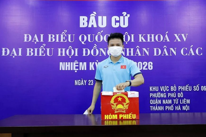 Cầu thủ Quang Hải tham gia bỏ phiếu (Ảnh: VFF)