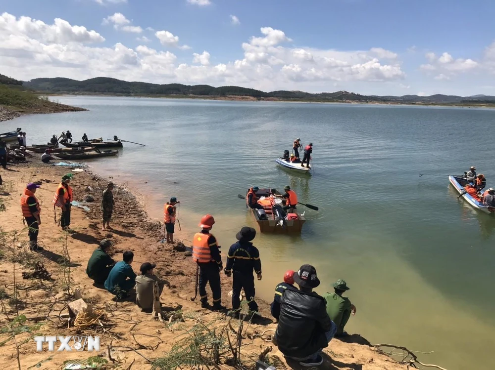 Lực lượng cứu hộ tìm kiếm nạn nhân mất tích trong lòng hồ thủy điện Đại Ninh. (Ảnh minh họa: Đặng Tuấn/TTXVN)