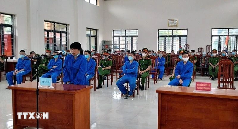 Nguyễn Thị Vui cùng đồng phạm tại phiên tòa. (Ảnh: TTXVN phát)