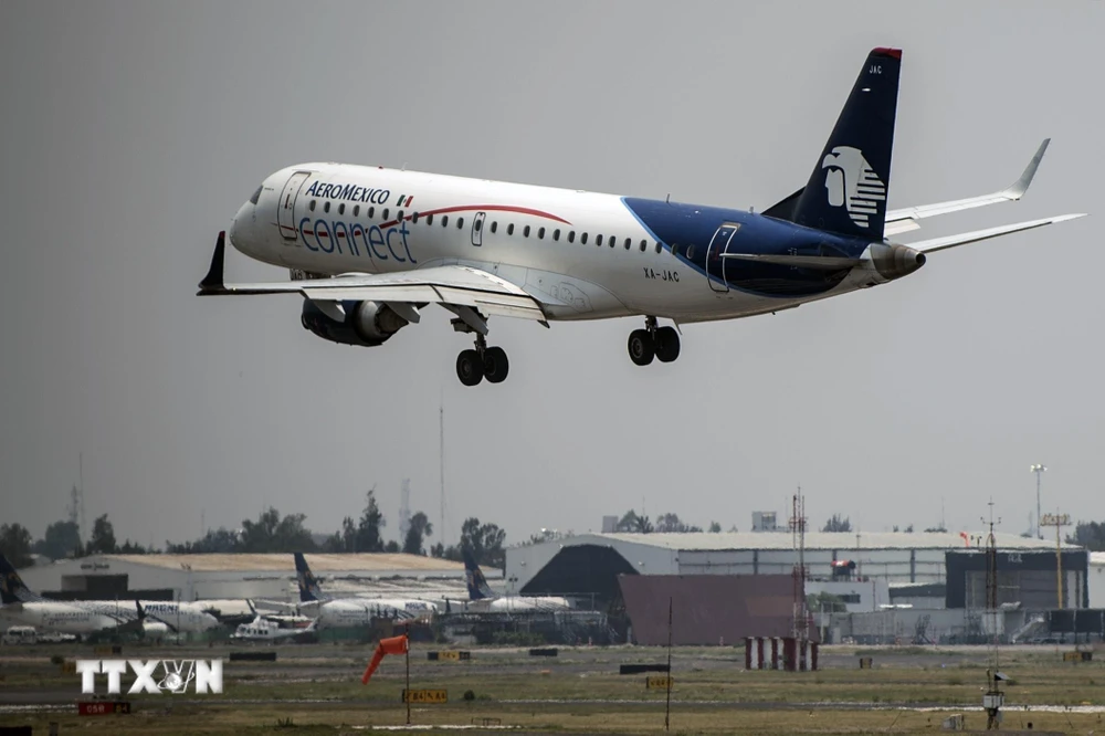Máy bay của Hãng hàng không Aeromexico chuẩn bị hạ cánh tại sân bay quốc tế Benito Juarez ở Mexico City, Mexico ngày 20/5/2020. (Ảnh: AFP/TTXVN)