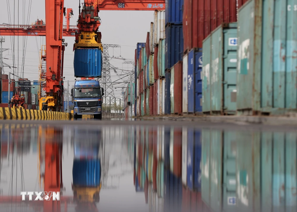 Bốc dỡ container hàng hóa tại cảng Đường Sơn, tỉnh Hà Bắc, Trung Quốc, ngày 16/4/2021. (Ảnh: THX/TTXVN)