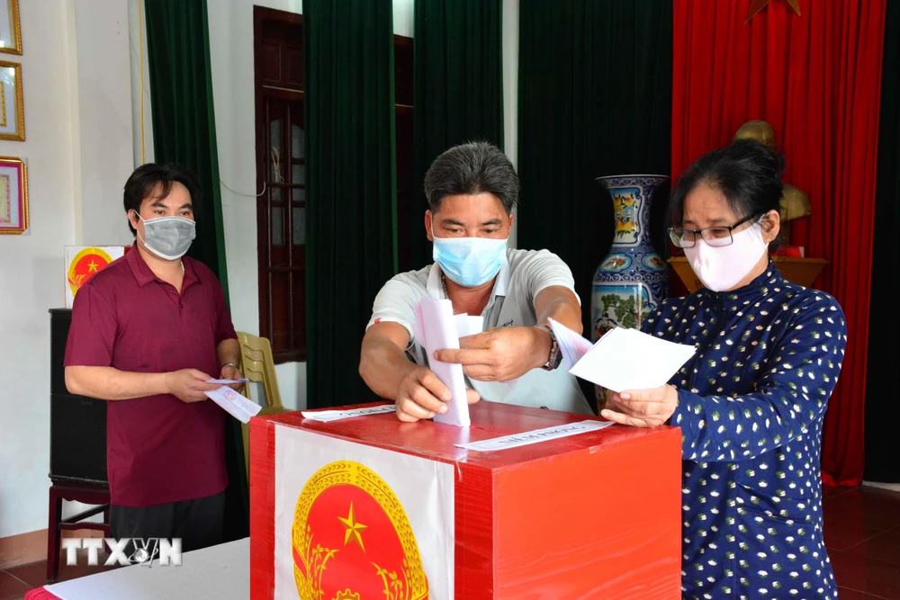 Cử tri là giáo dân tại xã Xuân Ngọc, huyện Xuân Trường, tỉnh Nam Định đi bầu cử ngày 23/5. (Ảnh: Công Luật/TTXVN)