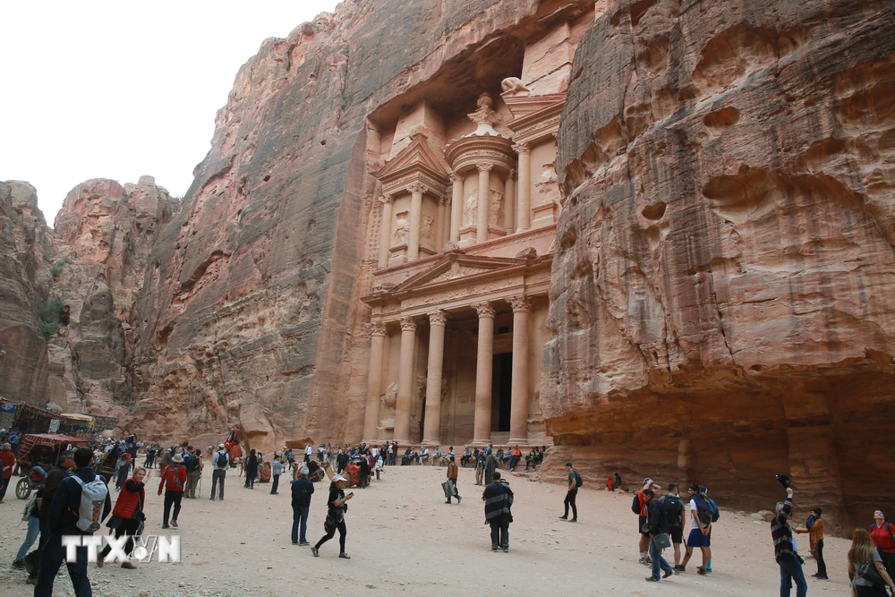 Khách du lịch tại thành phố Petra, Jordan ngày 21/11/2019. (Ảnh: AFP/TTXVN)