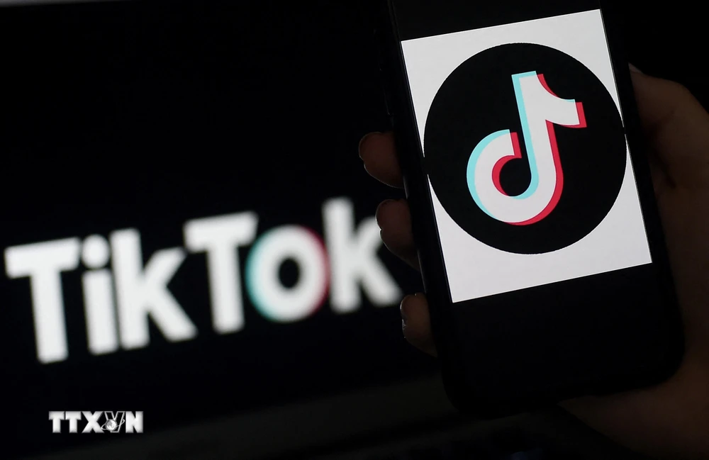 Biểu tượng của ứng dụng chia sẻ video Tik Tok trên màn hình điện thoại thông minh ở Paris, Pháp. (Ảnh: AFP/TTXVN)