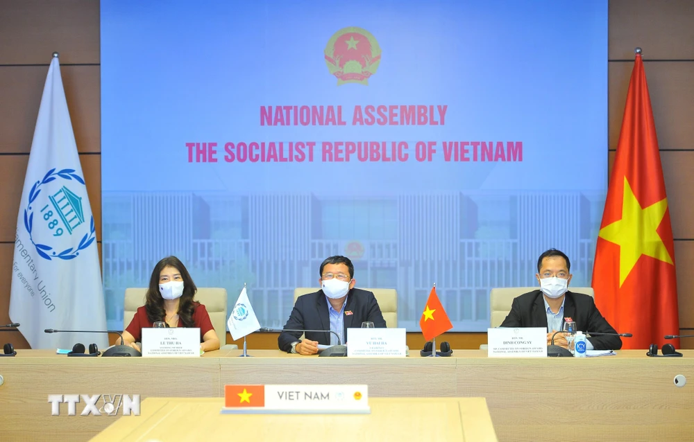 Đoàn đại biểu Quốc hội Việt Nam tham dự lễ bế mạc trực tuyến. (Ảnh: Minh Đức/TTXVN)