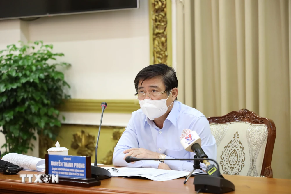 Ông Nguyễn Thành Phong, Chủ tịch UBND TP.Hồ Chí Minh phát biểu chỉ đạo tại cuộc họp. (Ảnh: TTXVN phát)